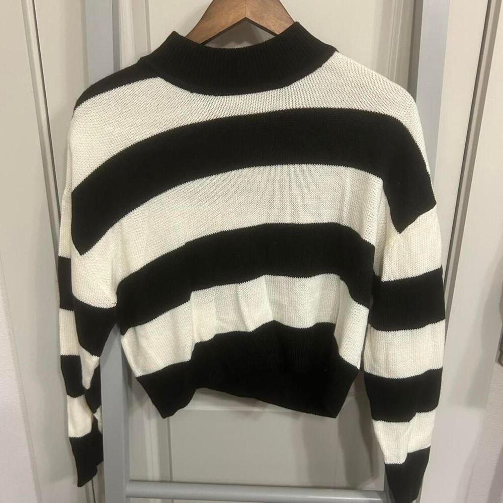 H&m Women's Black and White Striped Sweater